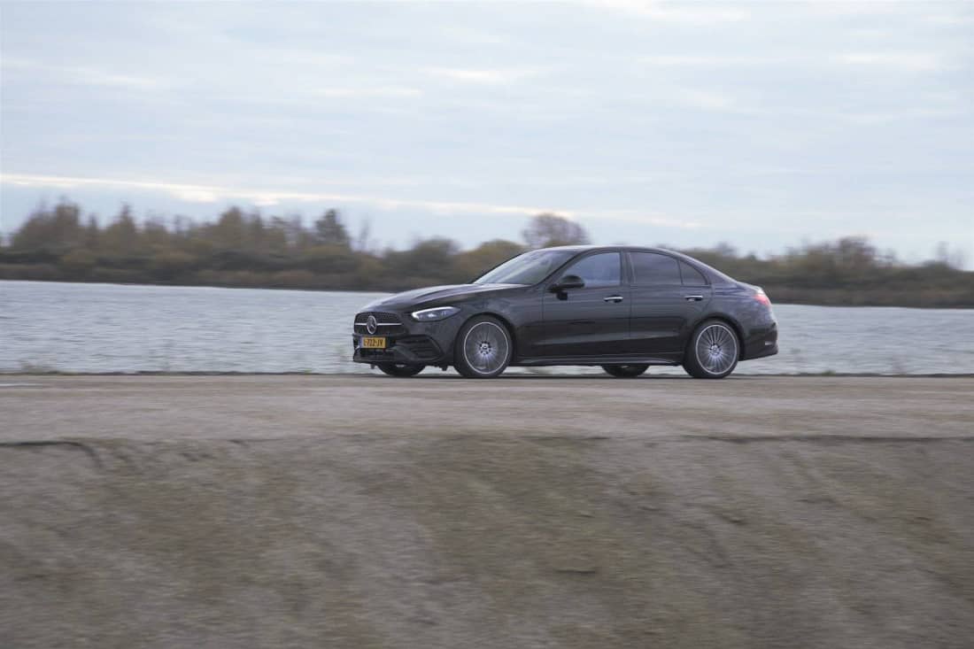 Test - Benzine blijft duur! Zóveel geld gooi je weg als je 130 km/h rijdt