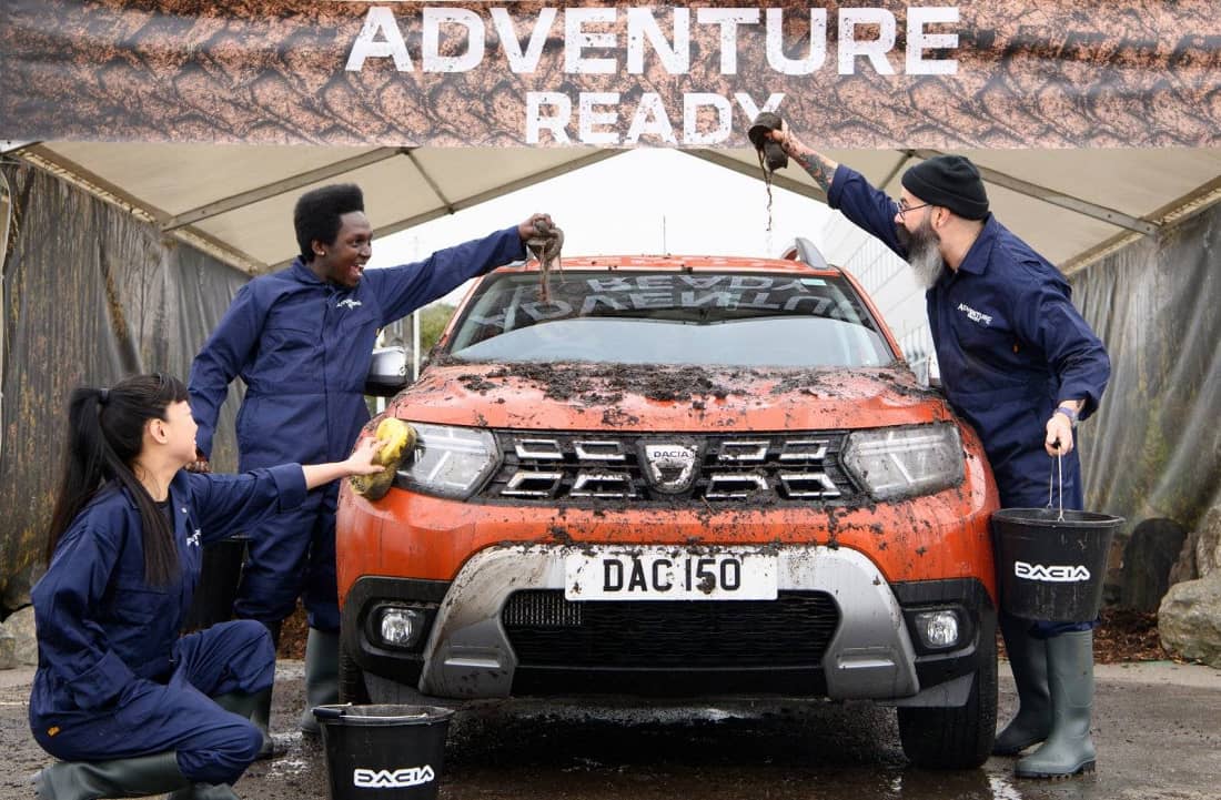 Deze modderwasbeurt van Dacia toont aan hoe belachelijk suv's eigenlijk zijn