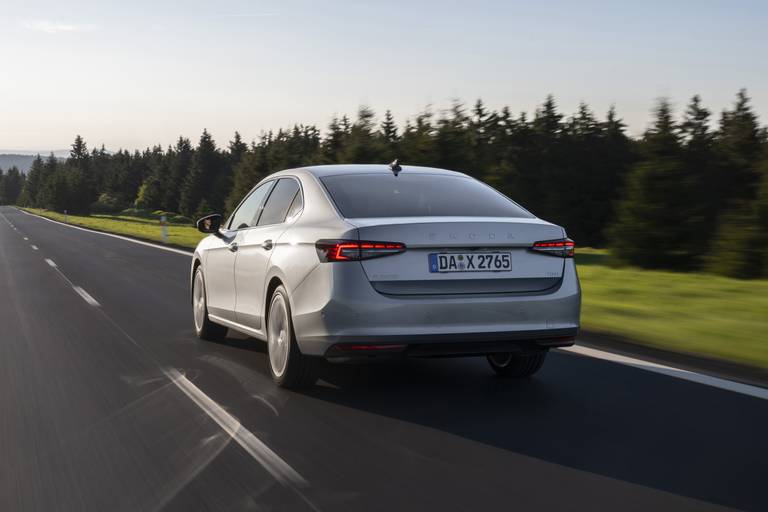 4-redenen-om-skoda-superb-als-hatchback-te-kopen-en-niet-als-stationwagon-2025-05