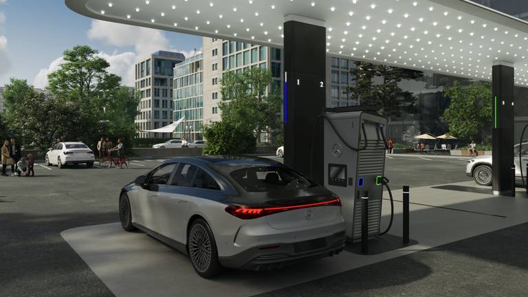 Mercedes volgt Tesla met eigen snelladers