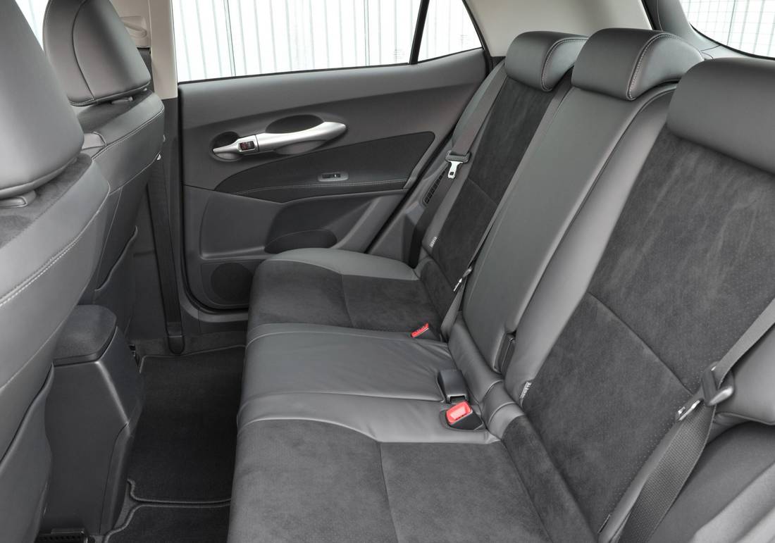 toyota-auris-hybrid-seats