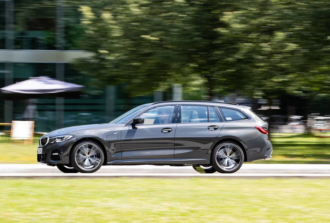 bmw-330e-touring-side