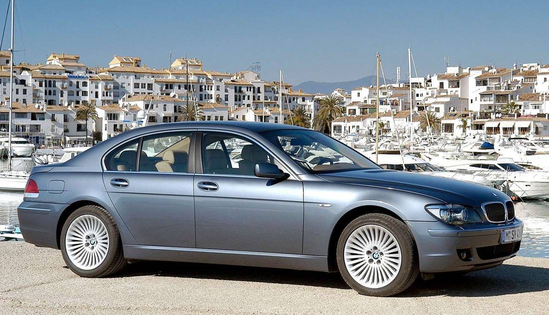 bmw-750i-side