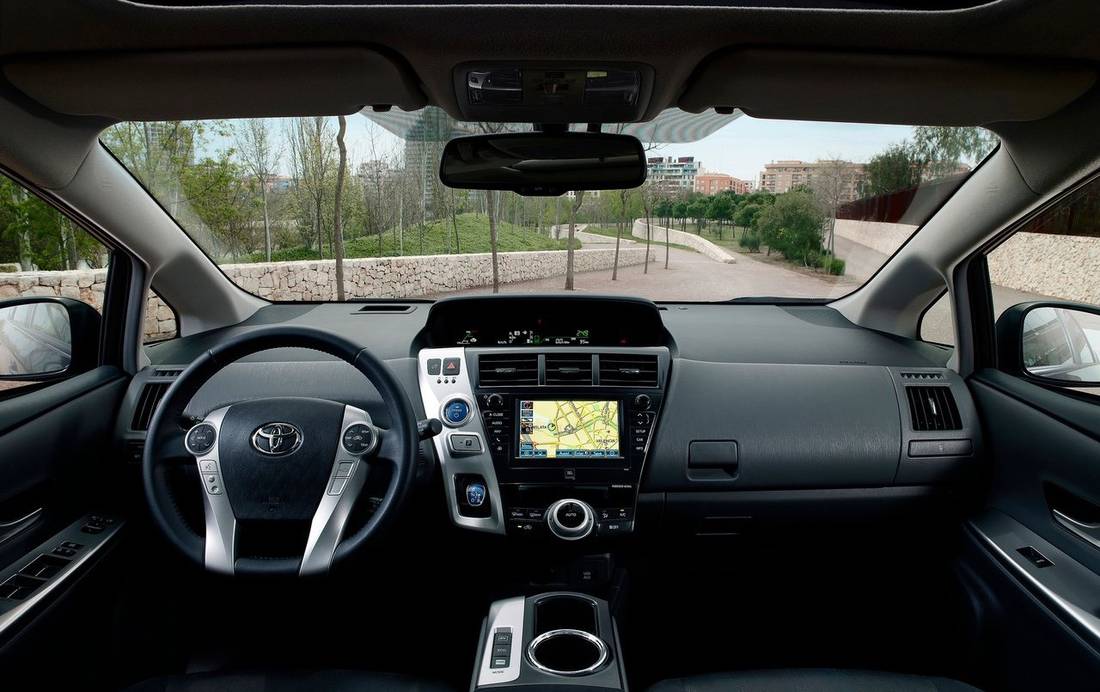 toyota-prius-plus-interior