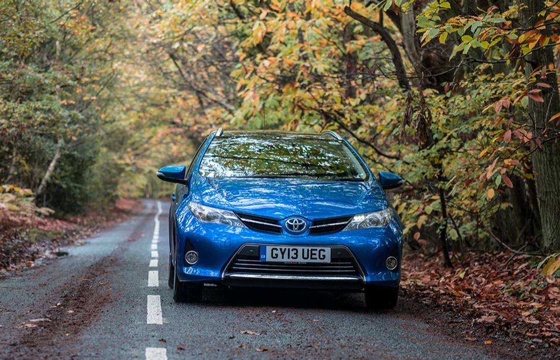 toyota-auris-hybrid-front