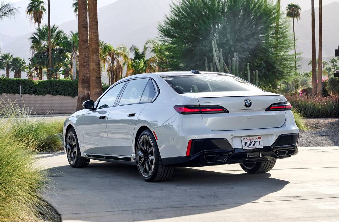 bmw-7er-2023-760i-weiss-heck