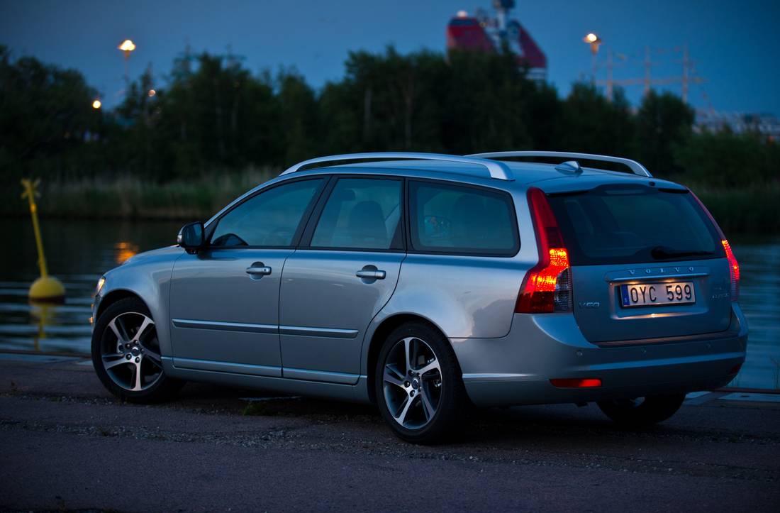 volvo-v50-back