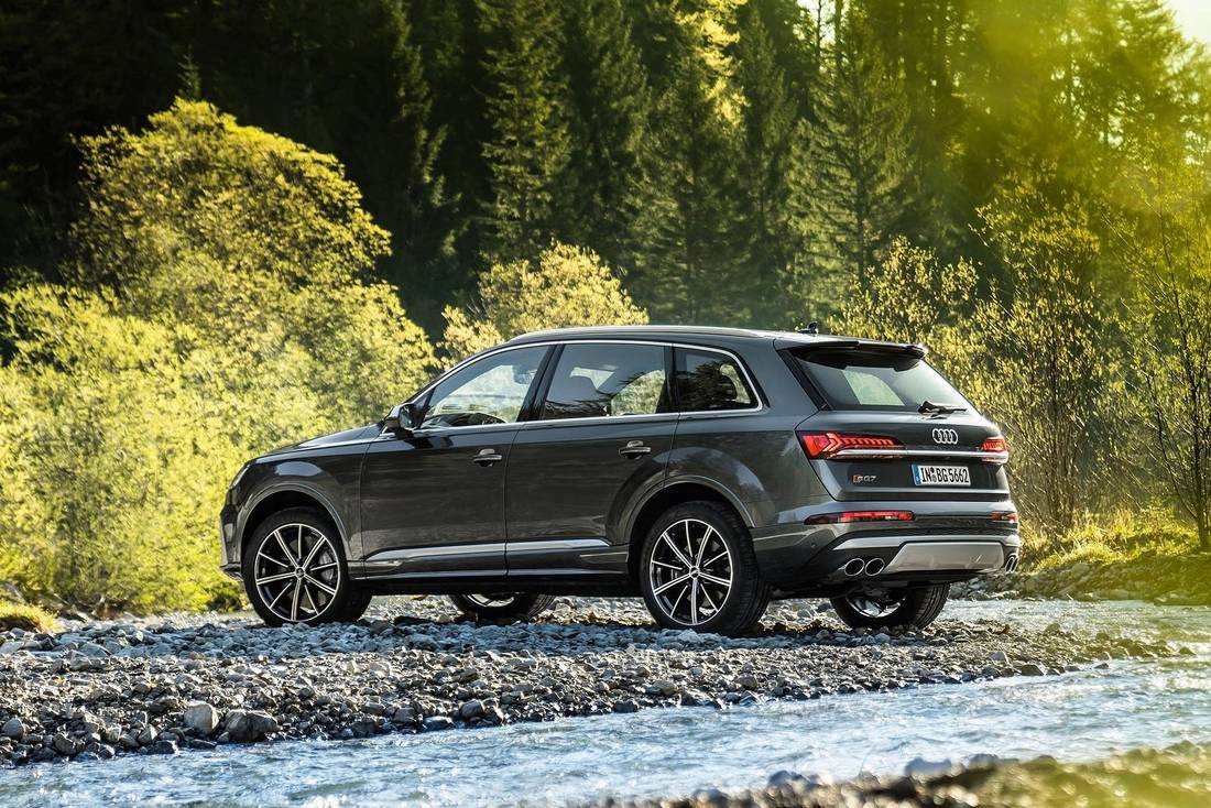 audi-sq7-side