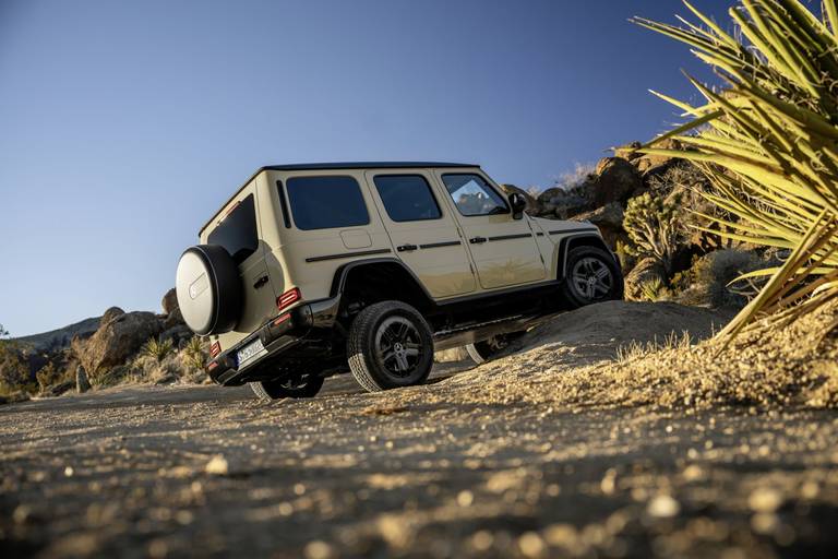 nieuwe-elektrische-mercedes-g-klasse-nijlpaard-dat-pirouetjes-kan-draaien-2024-12