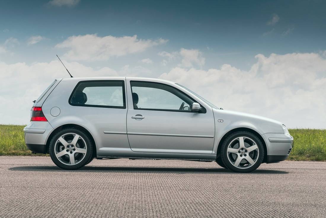 volkswagen-golf-4-side