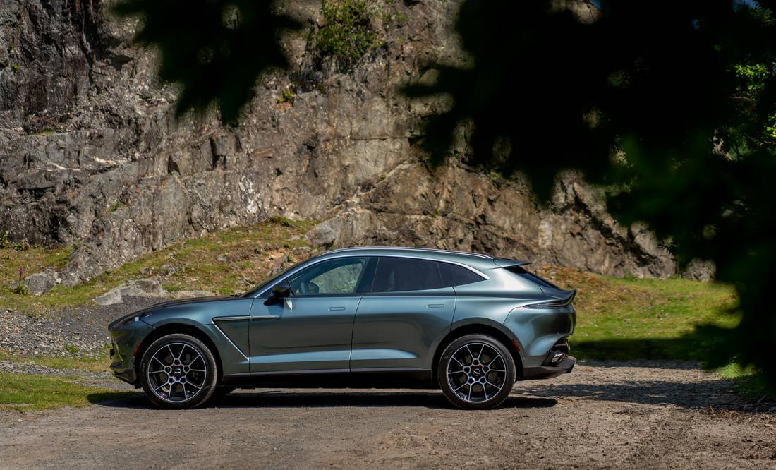 aston-martin-dbx-side