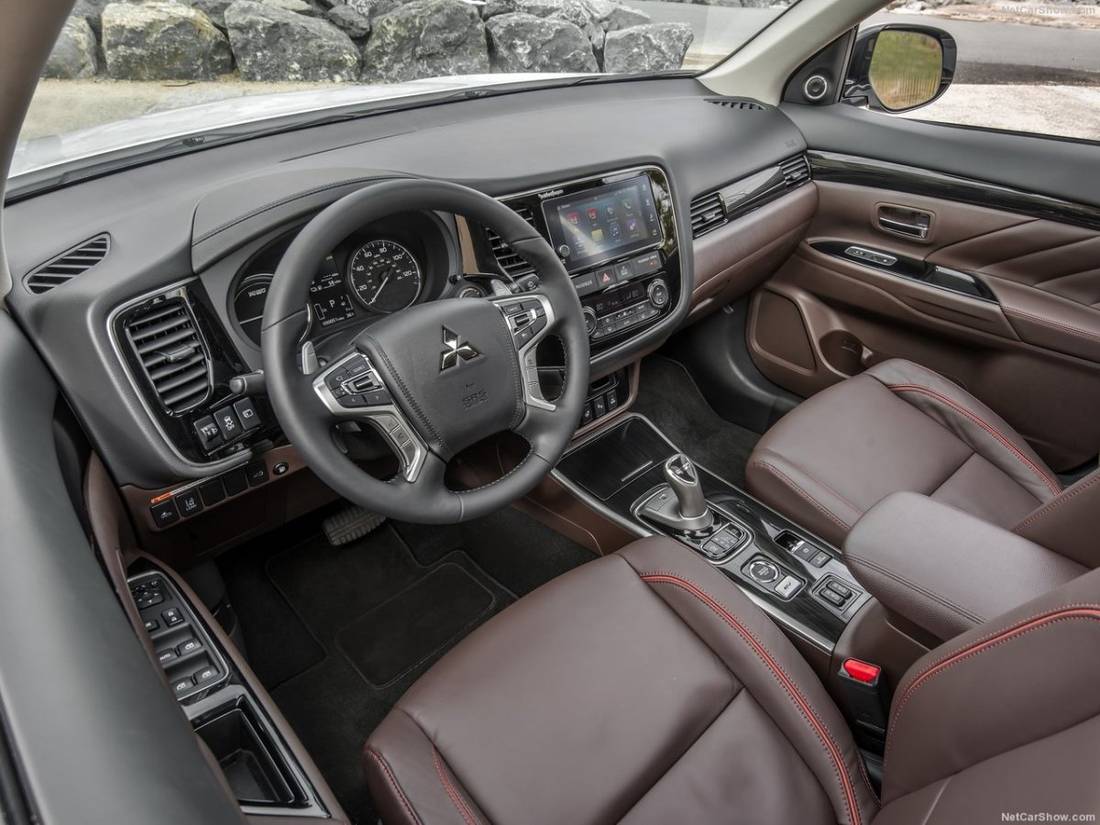Mitsubishi-Outlander_PHEV-2017-1280-0a