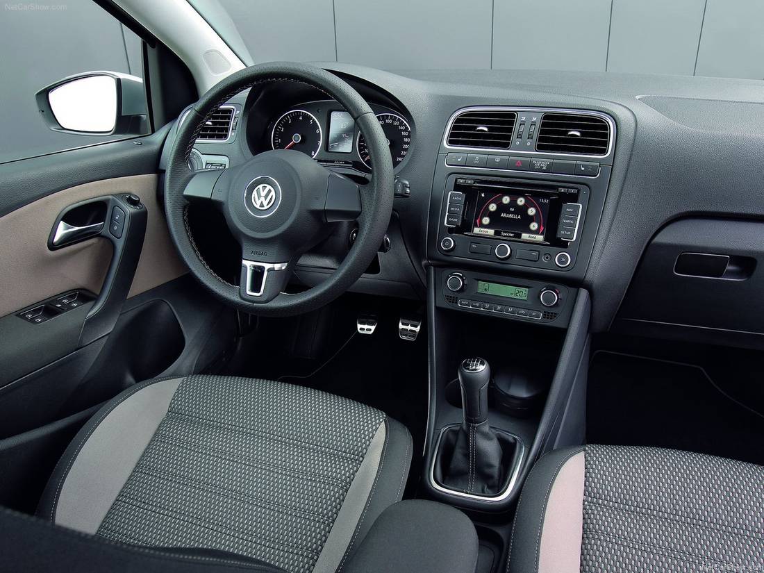 Volkswagen-CrossPolo-2011-1280-10