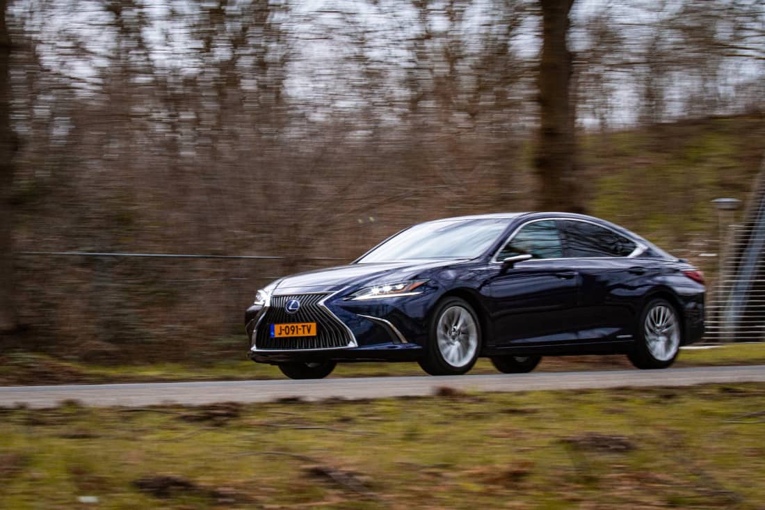 Review Lexus ES 300h: Voegen die digitale buitenspiegels iets toe?