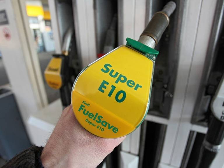 benzineprijs-je-betaalt-nu-voor-volle-tank-tien-euro-minder-dan-een-jaar-geleden-2025-02