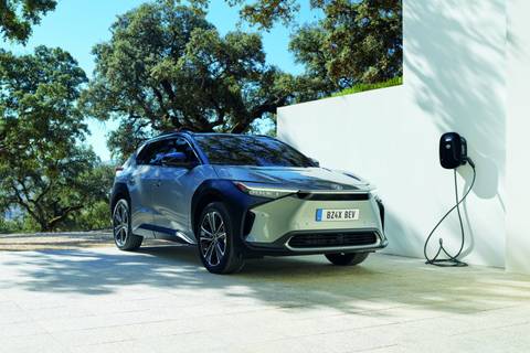 Toyota waarschuwt: het duurt nog tientallen jaren voor iedereen elektrisch rijdt