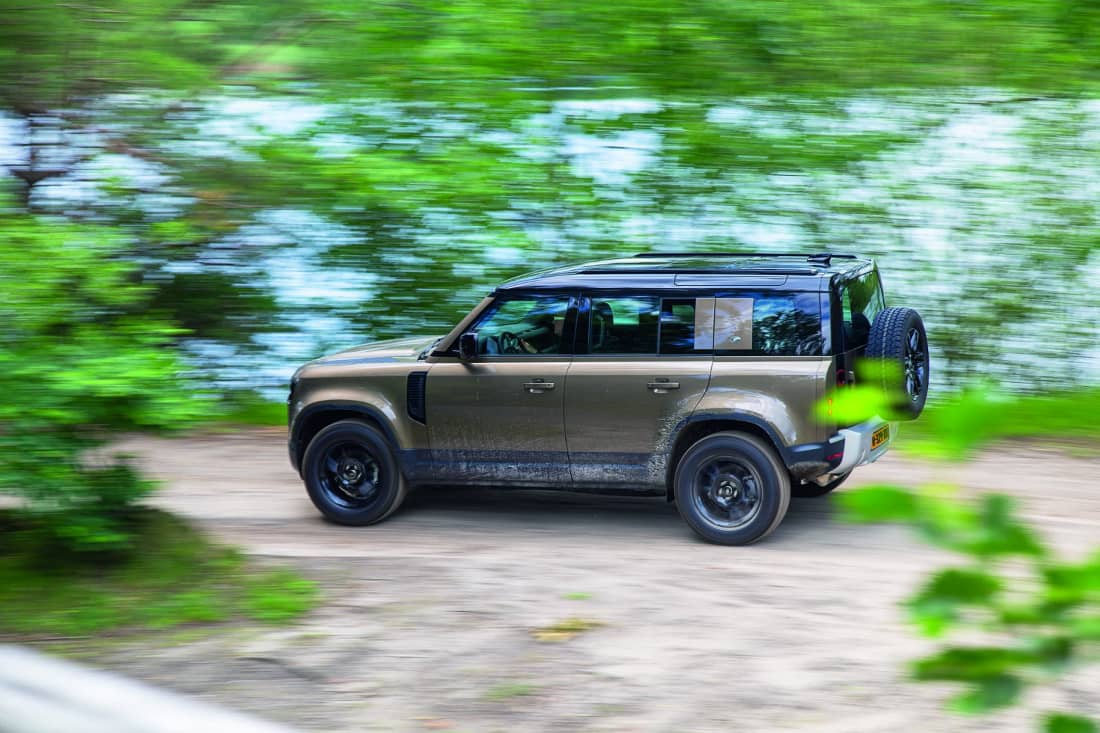 oppakken Verrijken Makkelijk te gebeuren Land Rover Defender: afmetingen, interieurs, motoren, prijzen en  concurrenten - Autoscout24