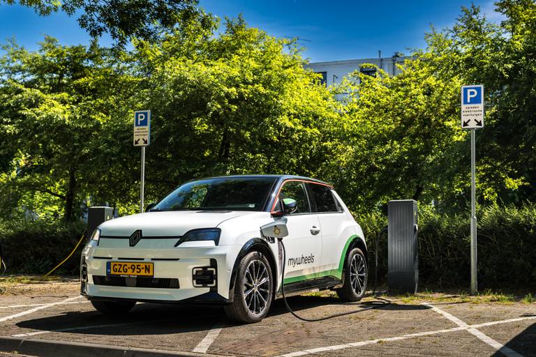 waarom-kijkt-de-hele-ev-wereld-naar-vijftig-renault-5s-in-utrecht-2025-05