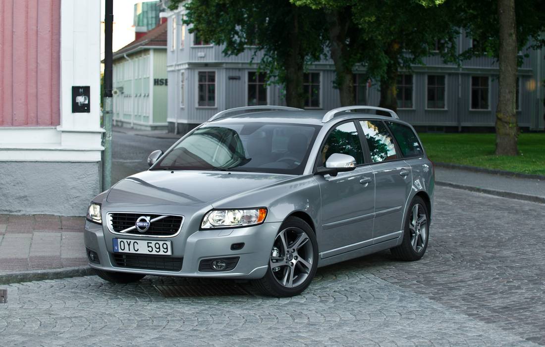 volvo-v50-front