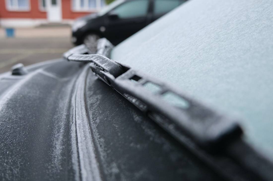 Ik heb mijn autoruiten gekrabd met draaiende motor – mag dat?