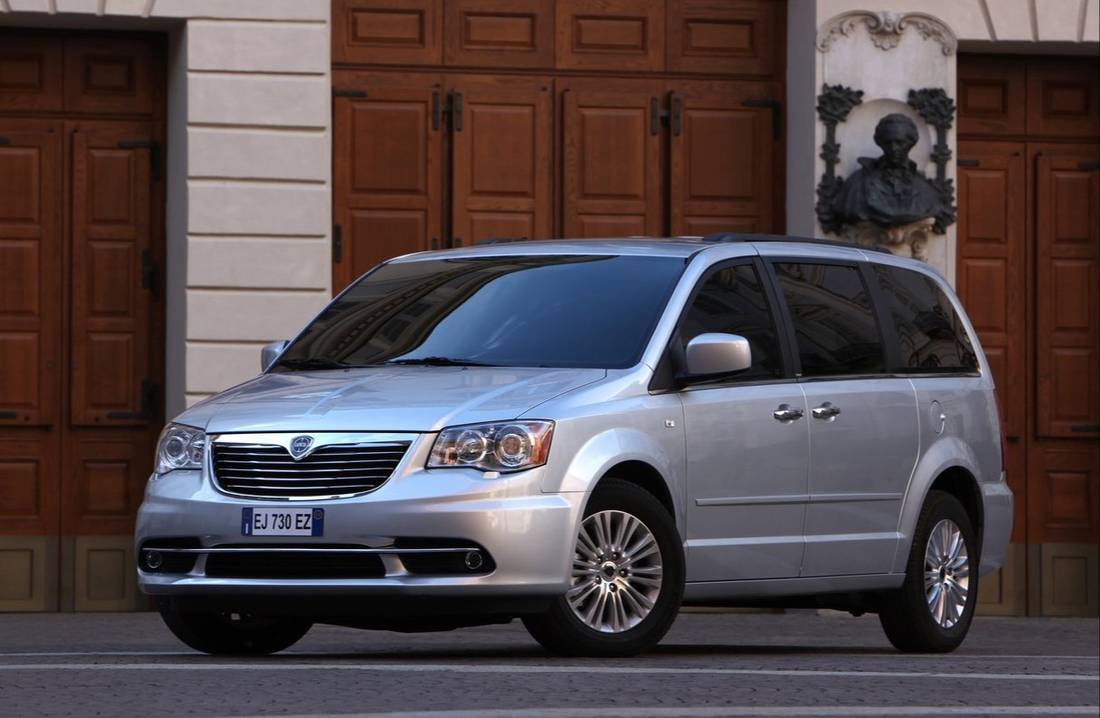 lancia-voyager-front