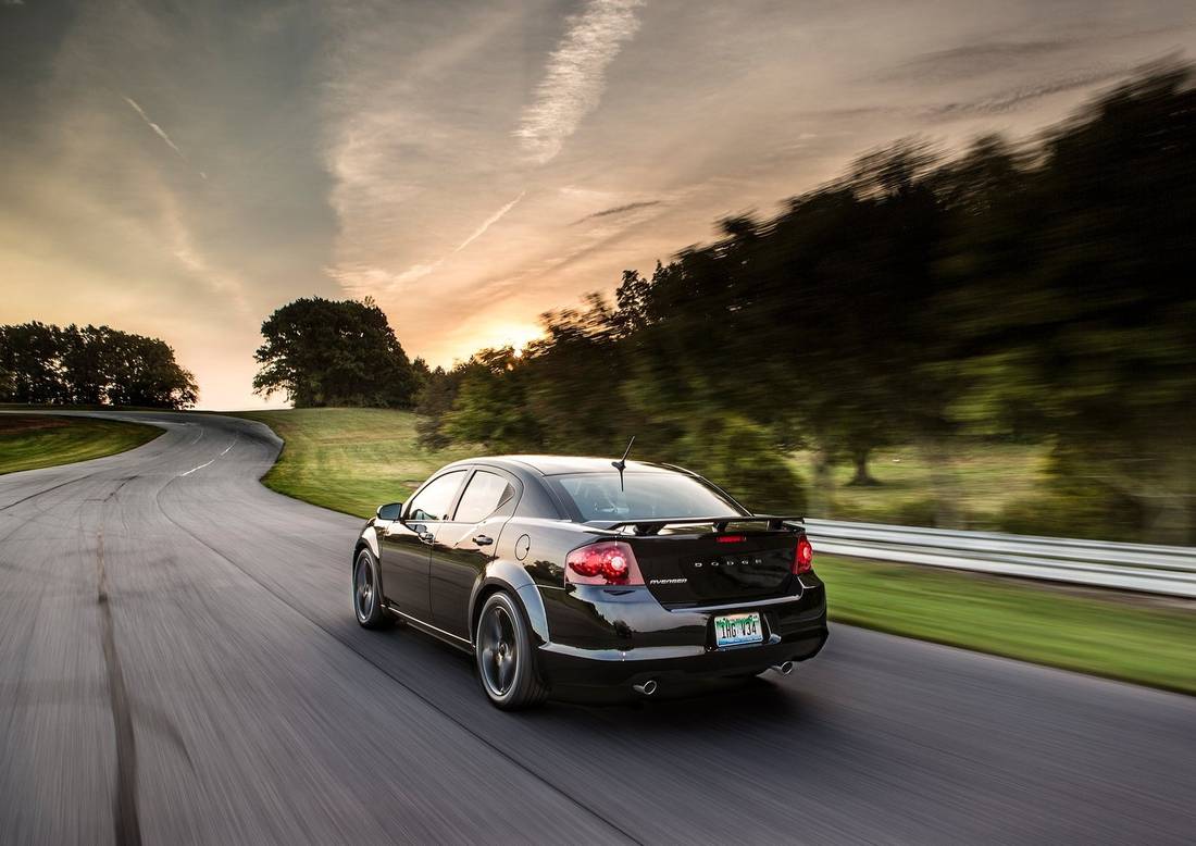 dodge-avenger-back