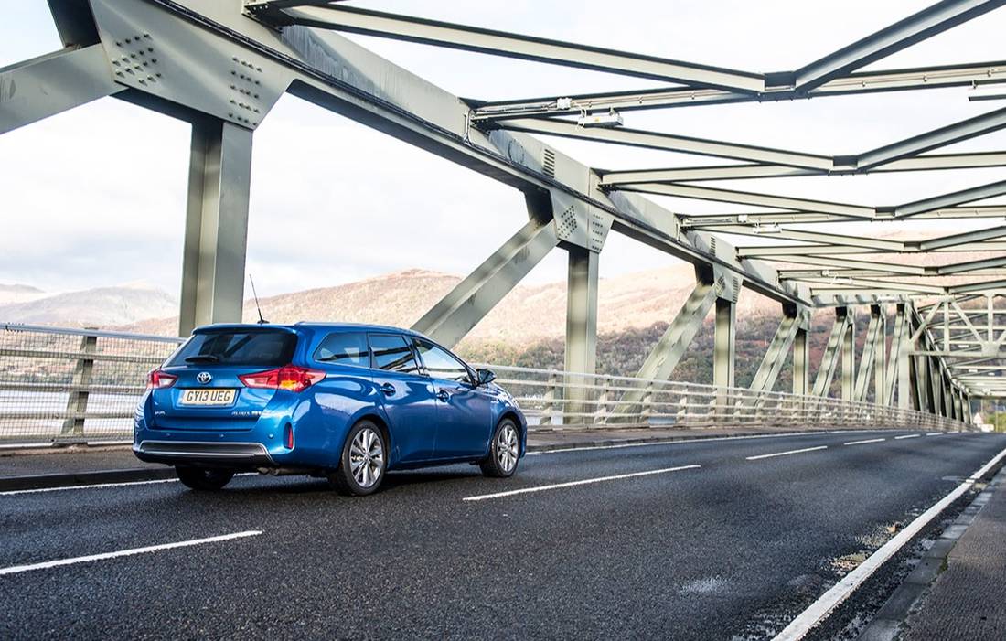 toyota-auris-hybrid-back