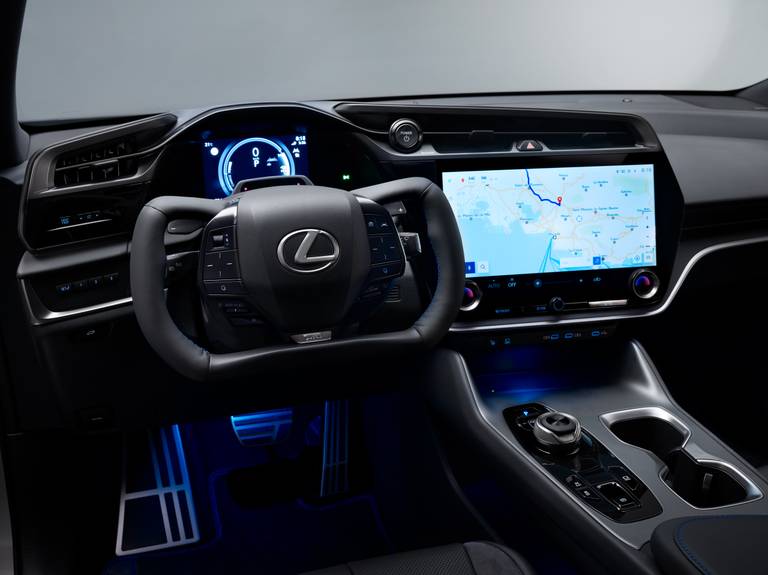 zo-rijdt-de-lexus-rz-met-dat-gekke-stuur-en-hij-krijgt-100-km-erbij-2025-01