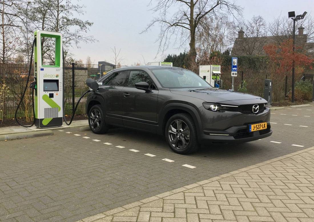 Is de vernieuwde Mazda MX-30 net zo goed in snelladen als de Kia EV6?