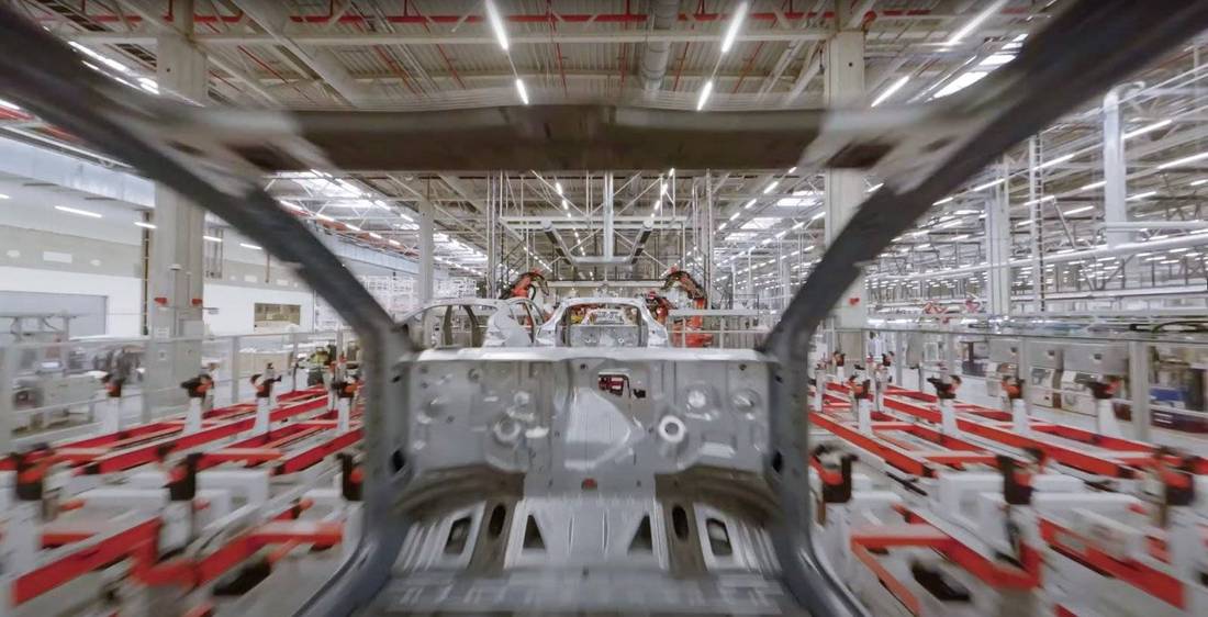 Ongelofelijke dronevideo van Tesla Gigafactory Berlin. Zo zag je een autofabriek nog nooit!