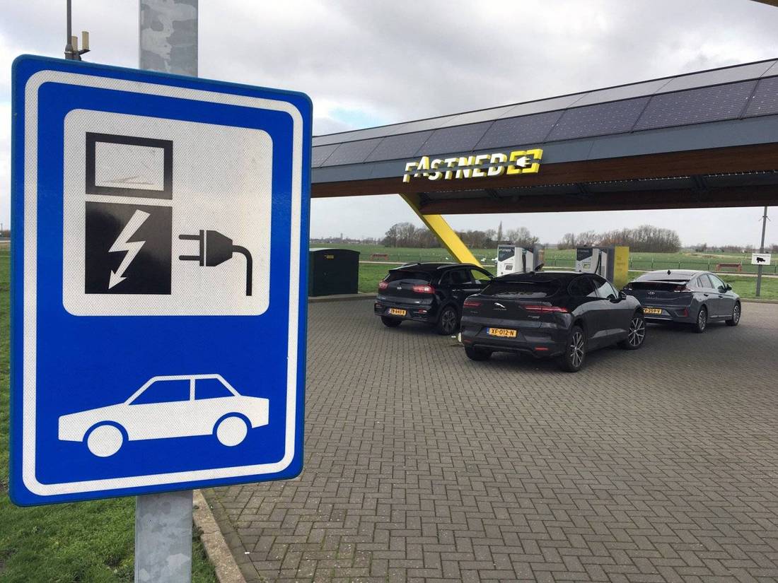 Veel rijders van elektrische auto's hebben 4 of meer laadpassen! Dat moet minder