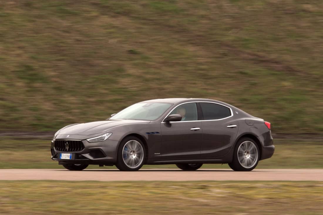 Review - De Maserati Ghibli Hybrid jokt dat-ie een hybride is