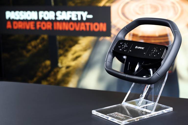 niemand-zit-te-wachten-op-nog-een-scherm-in-de-auto-dus-is-hier-nog-een-scherm-2024-02