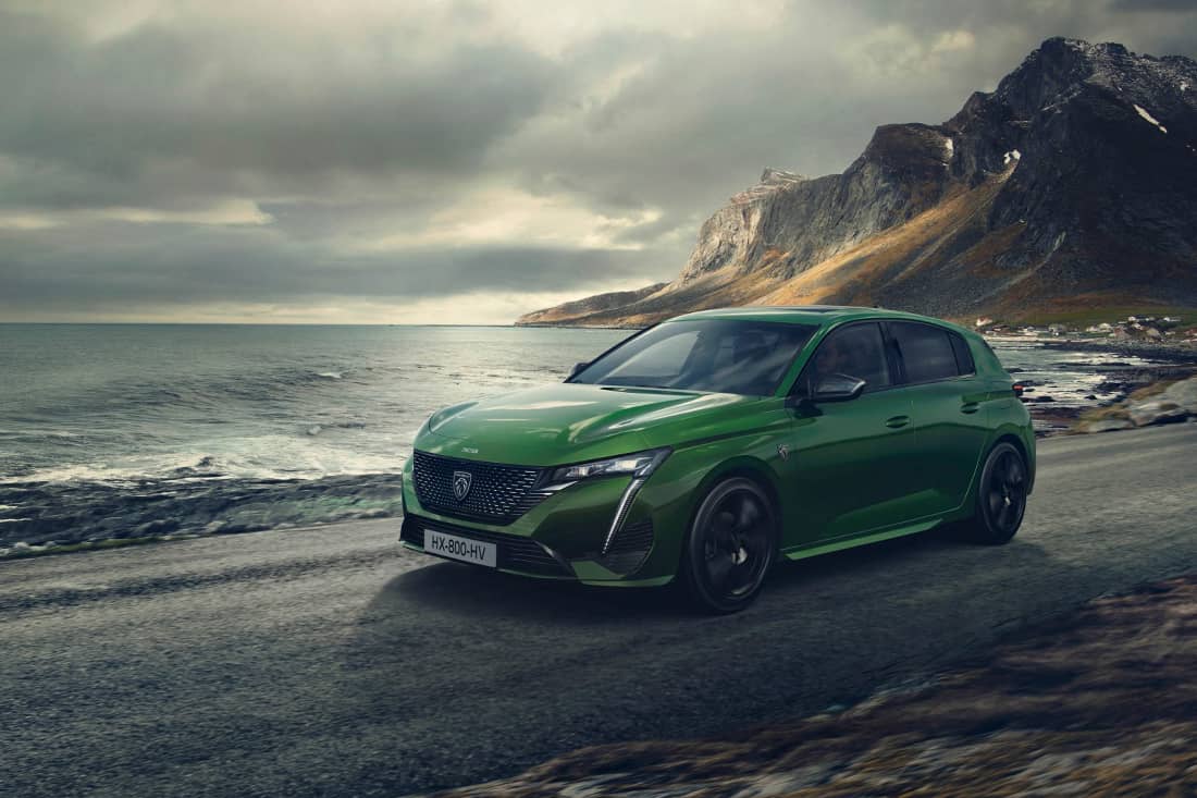 De 27.990 euro kostende Peugeot 308 heeft wieldoppen. Peugeot, ga je schamen!