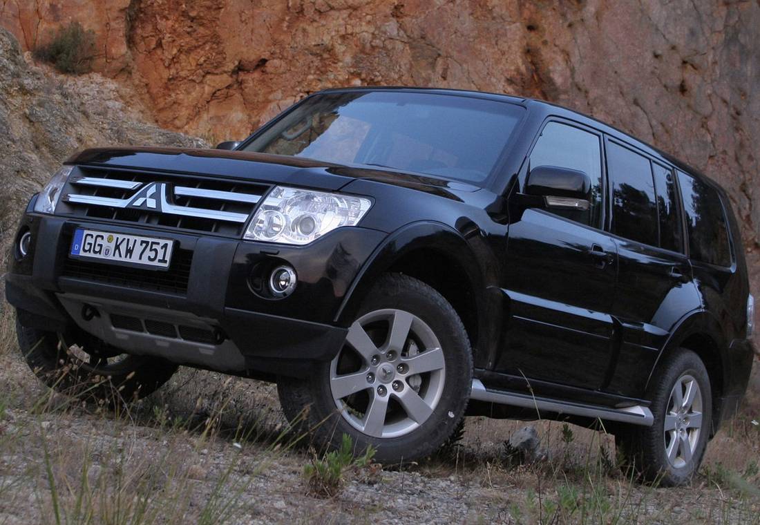 mitsubishi-pajero-front