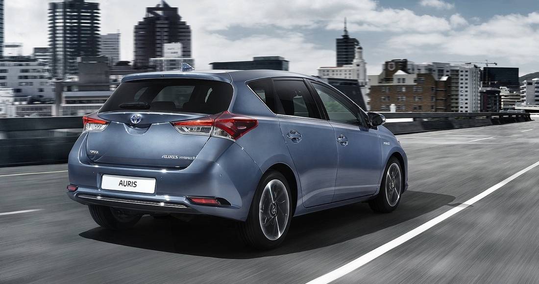 toyota-auris-back