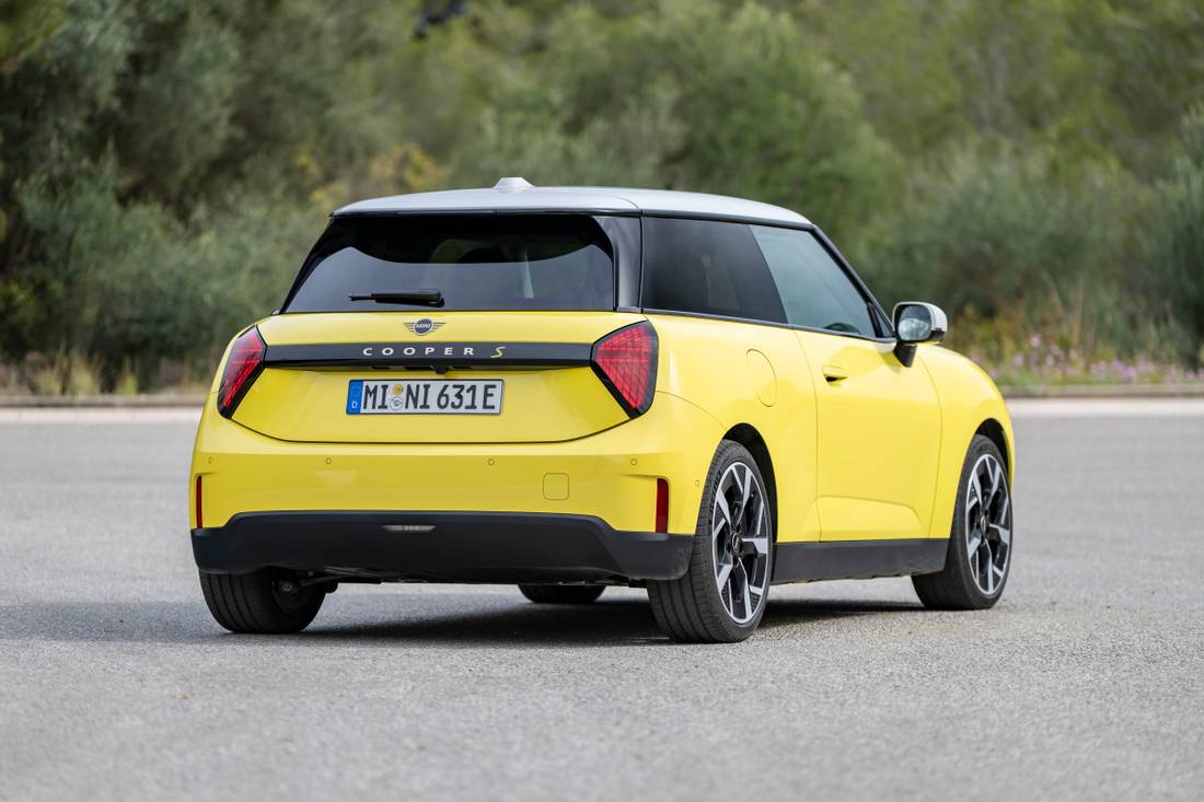 mini_cooper_se_classic_trim_achter
