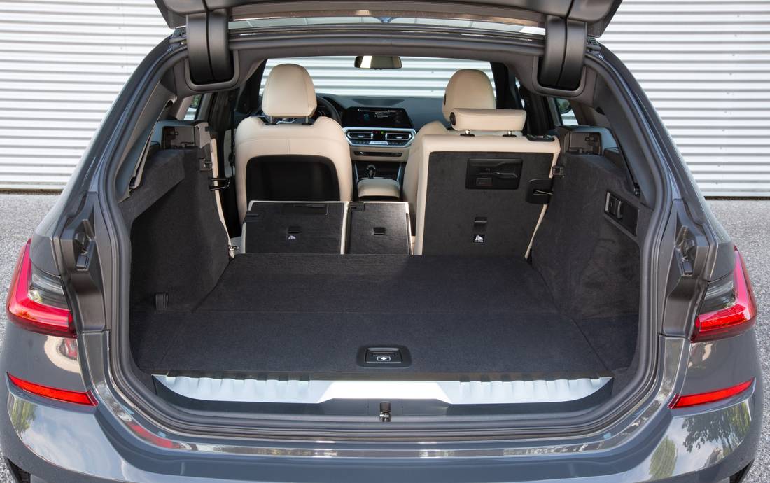 bmw-330e-touring-trunk