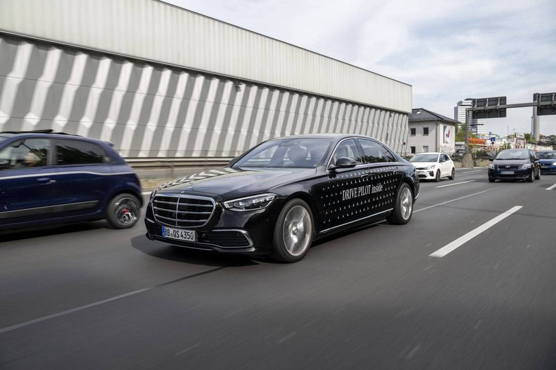 Mercedes troeft Tesla af! Komt als eerste merk met een bijna zelfrijdende auto op de markt