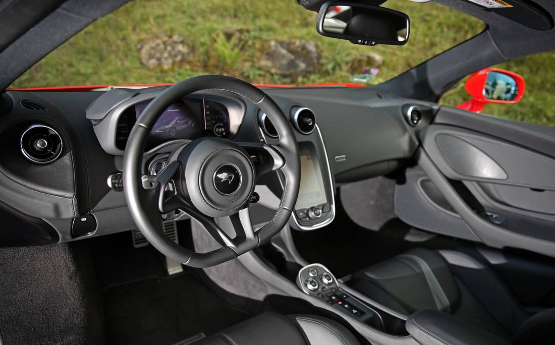 mclaren-540c-interior