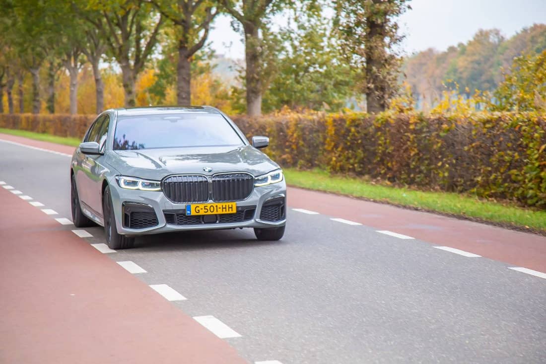 We moeten met z'n allen verduurzamen. Waarom rijden ministers dan niet in elektrische auto's?