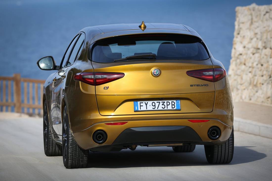 alfa-romeo-stelvio-back