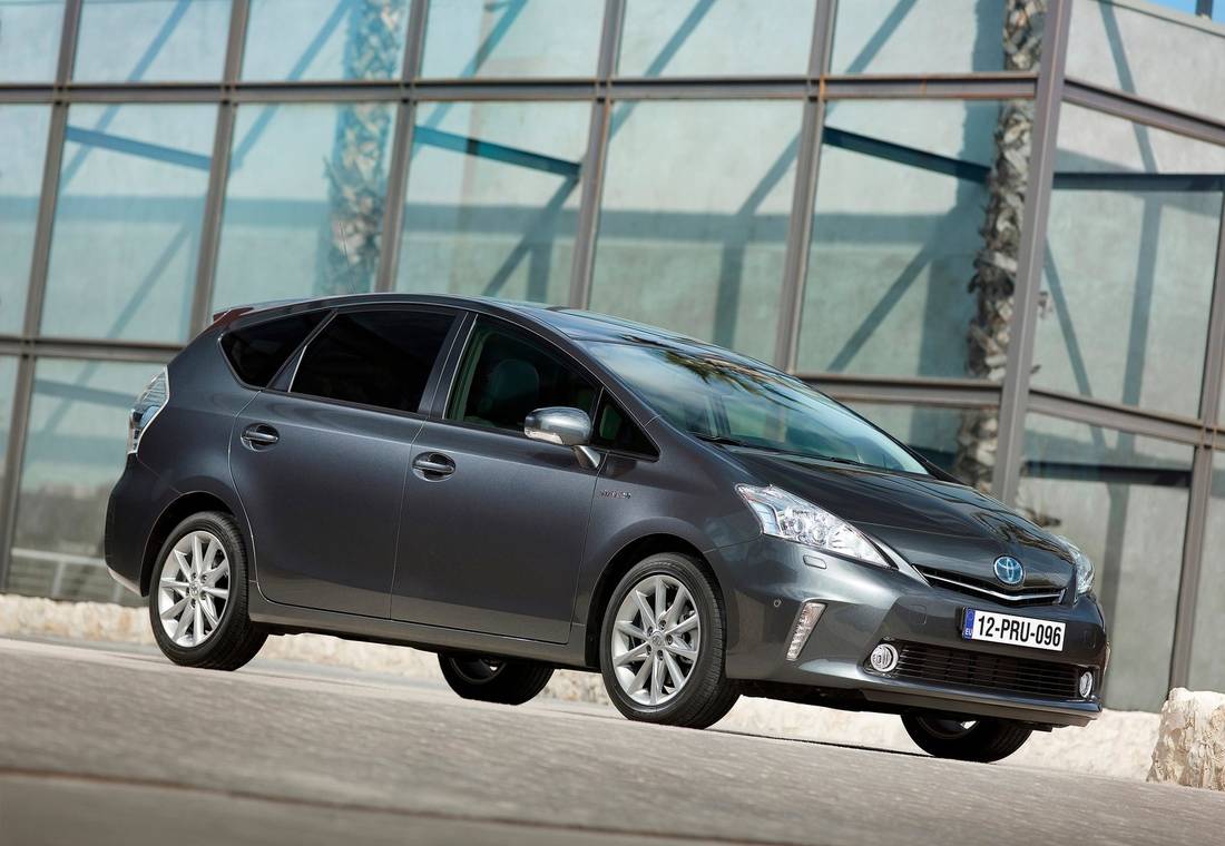 toyota-prius-plus-side