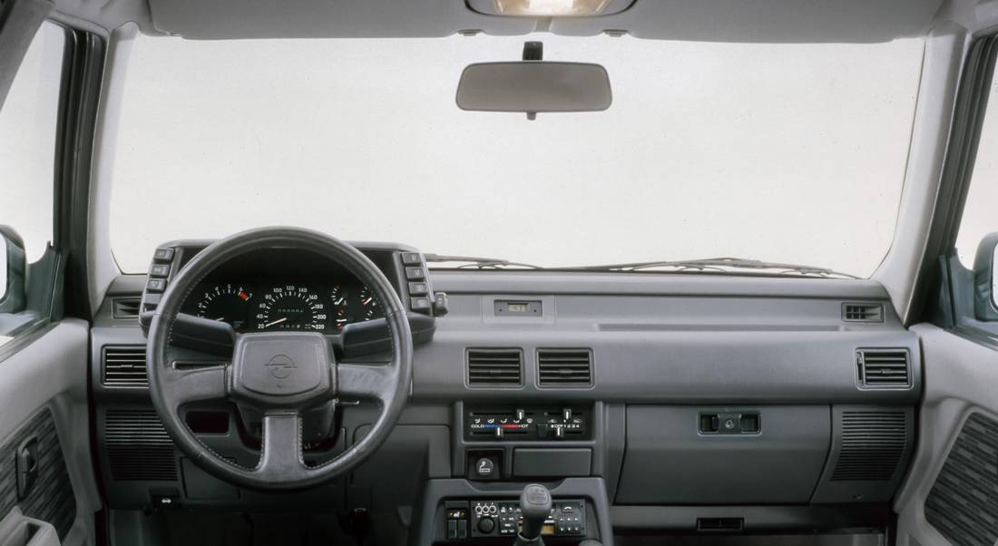 opel-frontera-interior