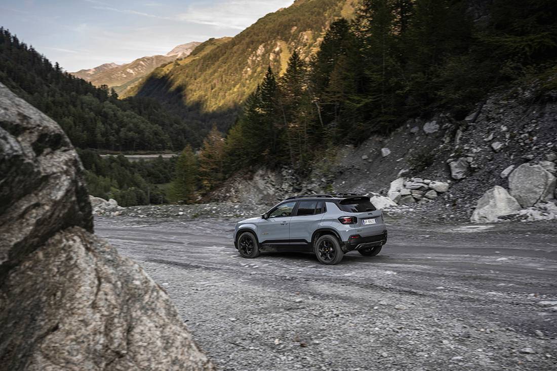 Jeep Avenger 4xe zijkant