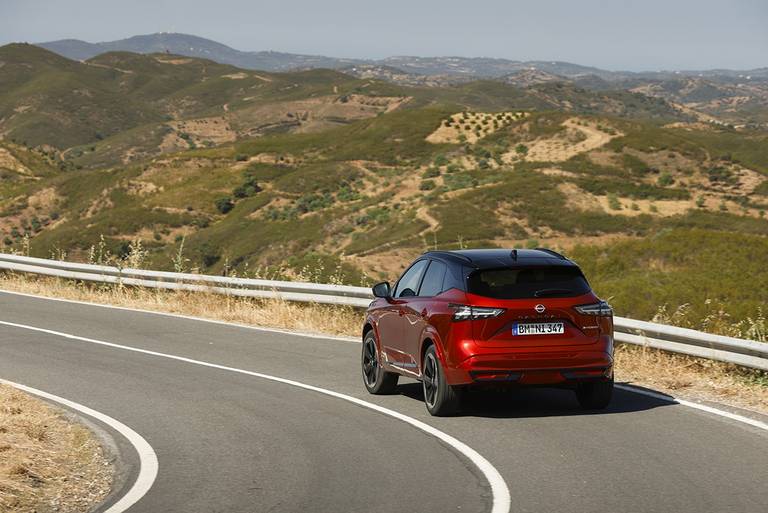 3. New refreshed Qashqai 2024 in fuji sunset color driving on the road in Faro, Portugal-min
