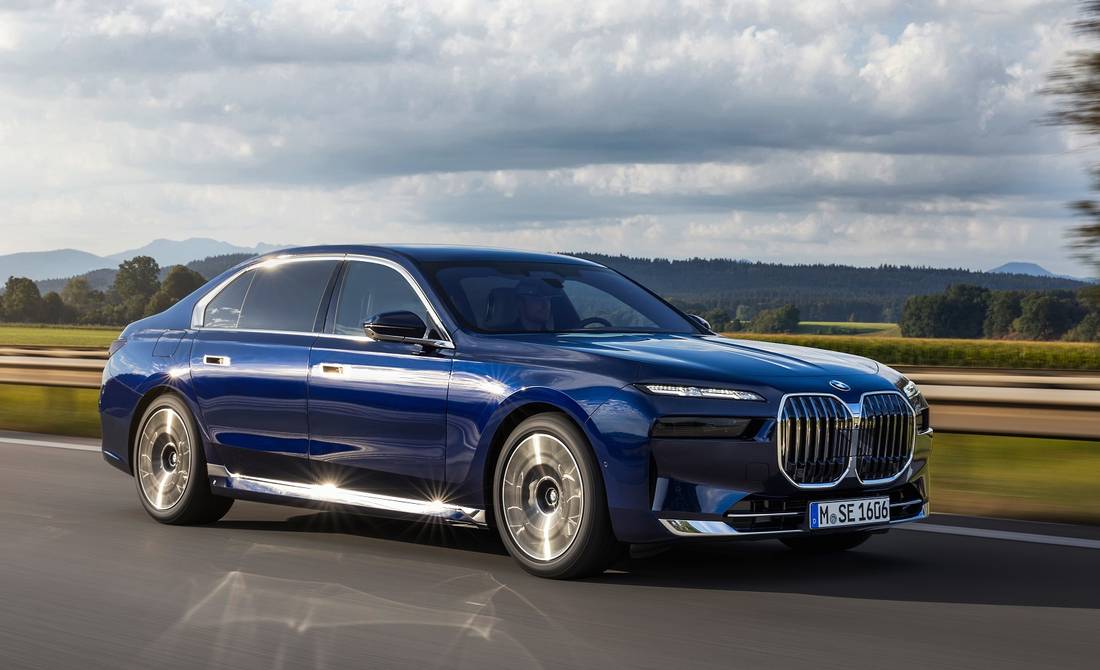 bmw-7er-2023-740d-blau-fahraufnahme