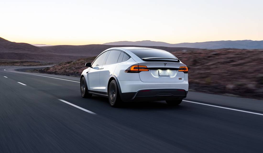 Model X: afmetingen, interieurs, motoren, en concurrenten -