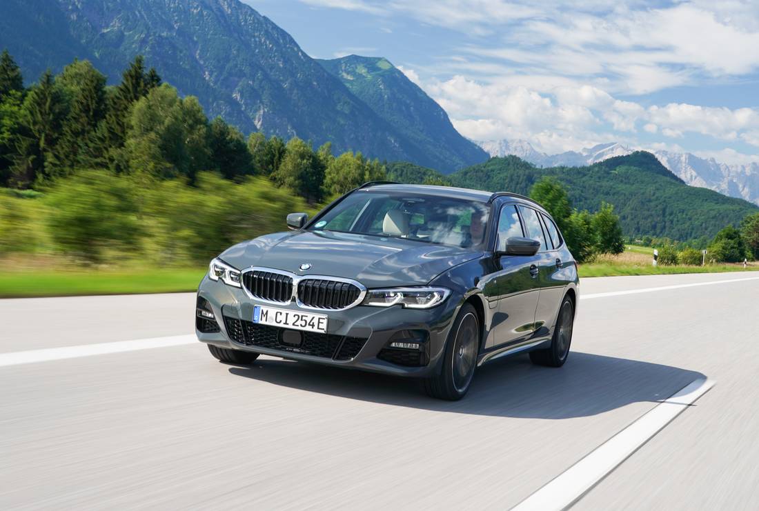 bmw-330e-touring-front