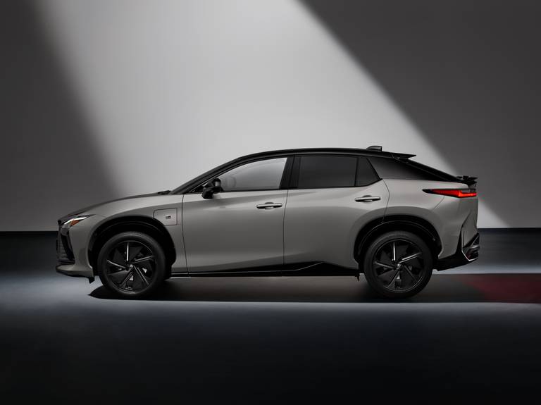 zo-rijdt-de-lexus-rz-met-dat-gekke-stuur-en-hij-krijgt-100-km-erbij-2025-03